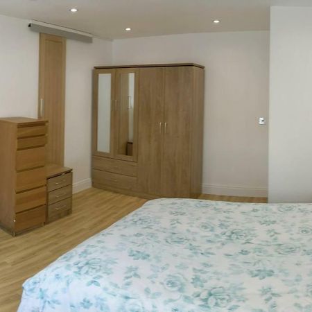 Spacious 2-Bed Apartment In Central Kingston Near Richmond Park Kingston upon Thames  Eksteriør bilde