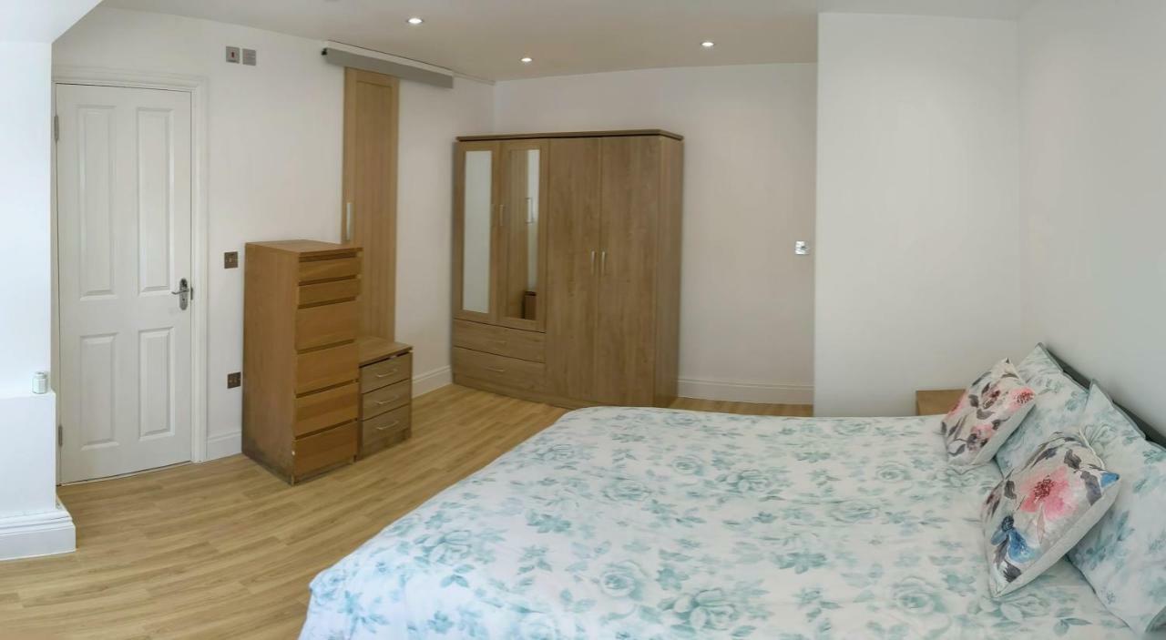 Spacious 2-Bed Apartment In Central Kingston Near Richmond Park Kingston upon Thames  Eksteriør bilde