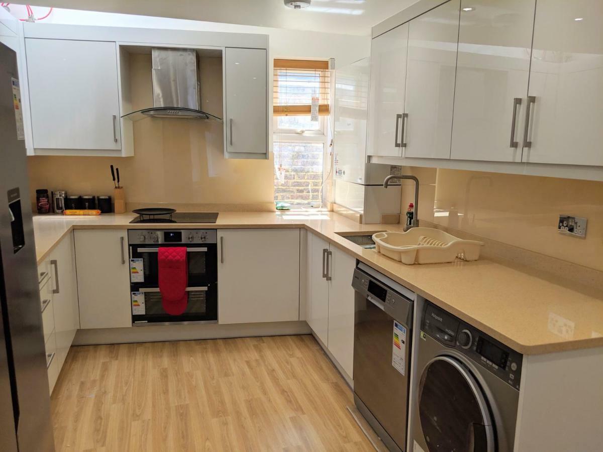 Spacious 2-Bed Apartment In Central Kingston Near Richmond Park Kingston upon Thames  Eksteriør bilde