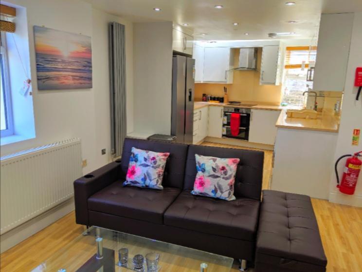 Spacious 2-Bed Apartment In Central Kingston Near Richmond Park Kingston upon Thames  Eksteriør bilde